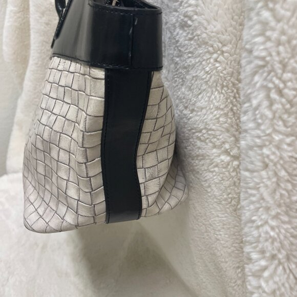 Beautiful, Sophisticated Black/Cream 2-toned Leather Woven Textured Purse by Kem - Picture 7 of 14